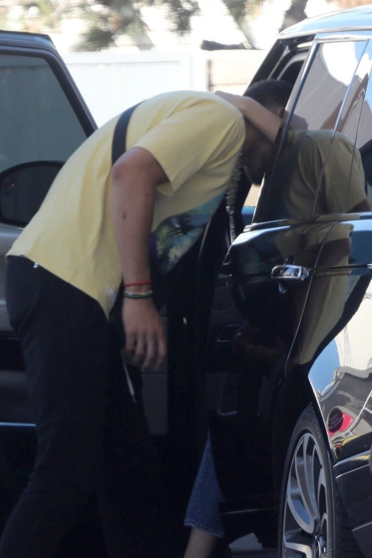 Pese a que han sido muy discretos con la relación, la pareja fue vista por primera vez en mayo en un restaurante, fingiendo salidas para distraer a los paparazzi y escondiendo sus rostros.