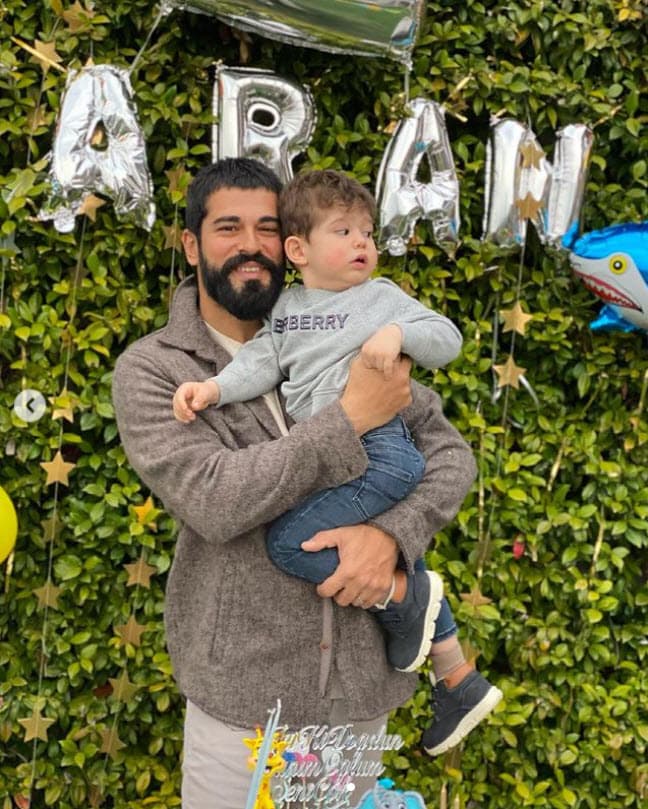 "Hombre, que tengas unos 
<b>años sanos y pacíficos</b>", escribió el protagonista de la telenovela turca Amor Eterno en su perfil de Instagram.
<br>