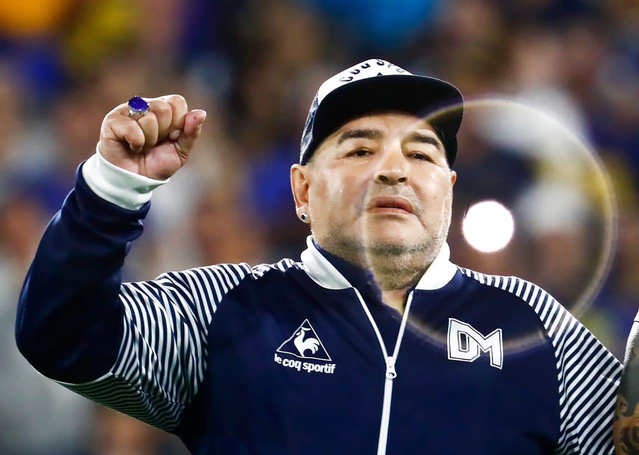 Tras conducir la selección en Sudáfrica, Maradona dirigió equipos en los Emiratos Árabes Unidos y en 2018 fue contratado en México por los Dorados de Sinaloa. Operado de las rodillas y con bastón, asumió en 2019 en su país la conducción del equipo Gimnasia y Esgrima La Plata. En la fotografía antes del comienzo de un partido de ese club en marzo de 2020.
<br>