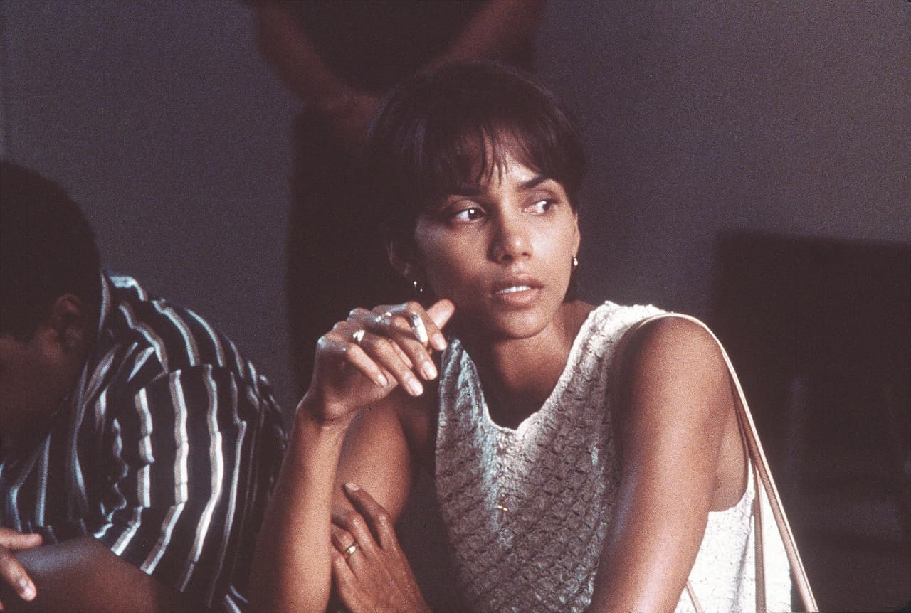 <b>Halle Berry </b>
<br>En 2002 se convirtió en la primera mujer afroamericana en ganar un Oscar en la categoría de Mejor Actriz, gracias a su papel en ‘Monster's Ball’ (2001). En la película es una madre que cría a su hijo sola porque su esposo está encarcelado.