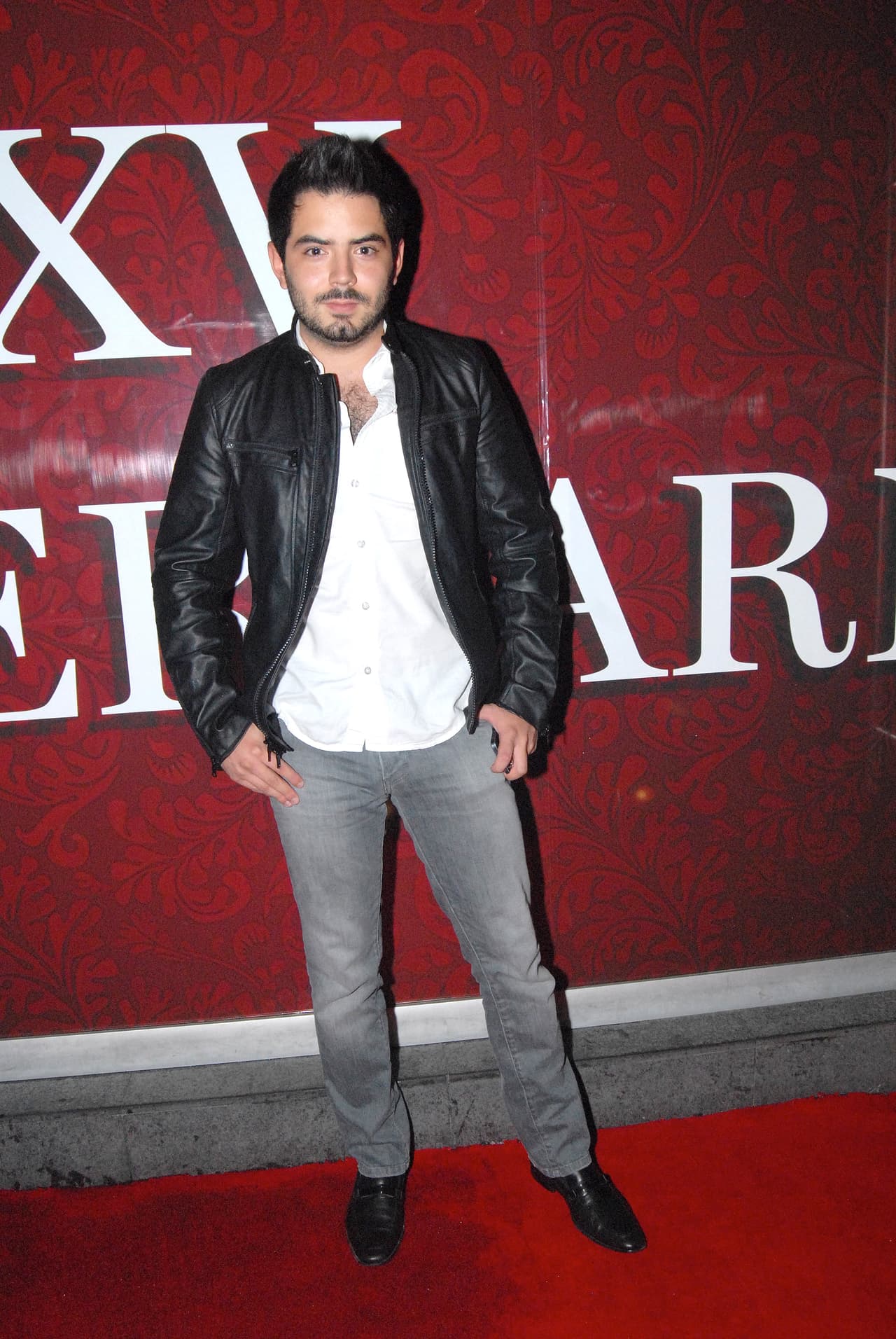 En las alfombras rojas y presentaciones especiales de programas de televisión o discos, José Eduardo deja en claro su comodidad frente a las cámaras.