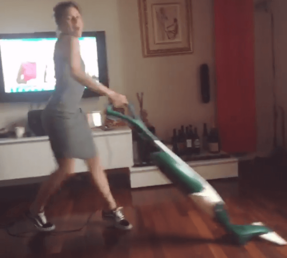 Esta chica no soltó la aspiradora para inspirarse en los pasos de Jlo.