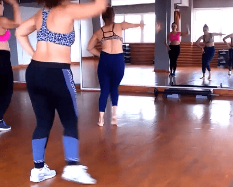 Ellas se lo llevaron de muestra para sus clases de zumba y se ve que además el tema las inspira.