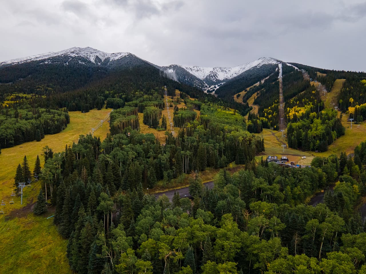 <h3 class="cms-H3-H3"> <b>¿Dónde está esto?</b></h3>
<br>
<a href="https://www.snowbowl.ski/" target="_blank">Arizona Snowbowl</a> está ubicado en San Francisco, Arizona, a solo siete millas de Flagstaff, a dos horas de Phoenix y a 70 millas del Gran Cañón. El complejo abrió sus puertas en 1938 y es una de las áreas de esquí más antiguas del país.
<br>