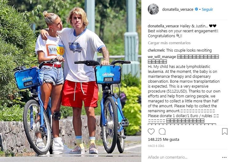 Sobre el vestido que la modelo usará el día de su boda no hay pistas, pero los seguidores del cantante creen que la felicitación de la diseñadora Donatella Versace a los futuros esposos en Instagram puede ser una señal al respecto.