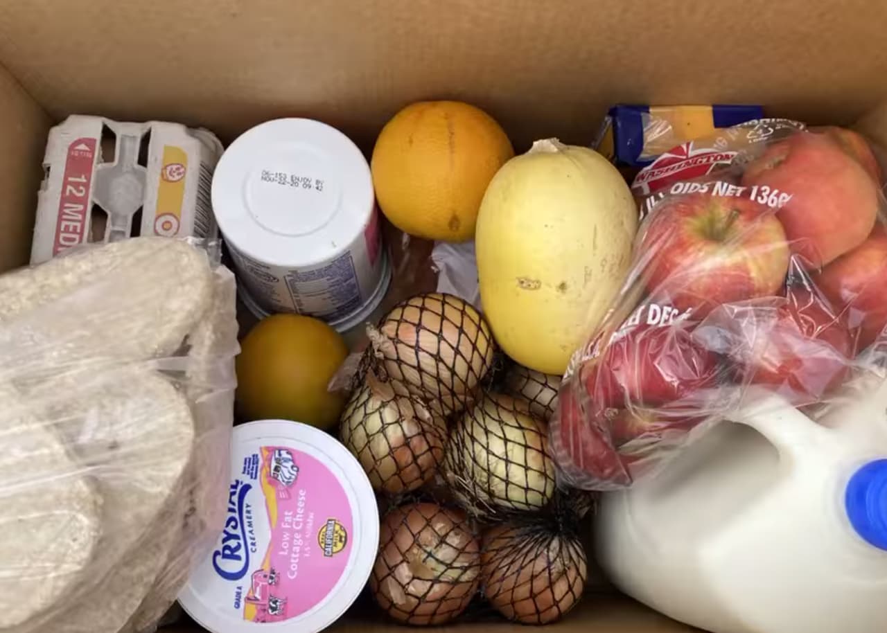 El banco de comida de St. Mary’s provee alimentos a hogares de familias afectadas por el coronavirus