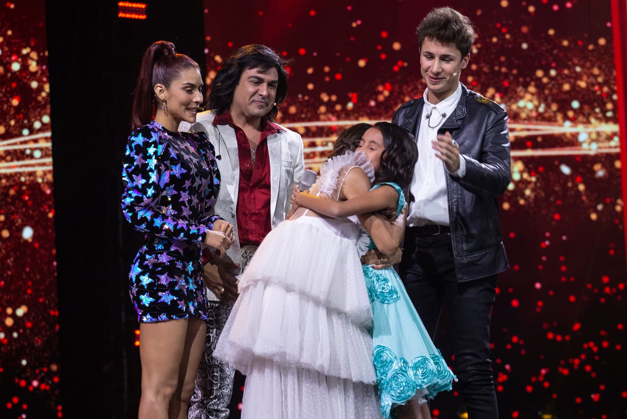 Los jueces estuvieron en un gran aprieto después de ver el duelo entre Karen, de Chiapas, e Isabella, de Miami. Hubo un empate, sin embargo, tuvieron que dejar ir a la cantante mexicana. El jurado se acercó al escenario para felicitar a Karen por su gran presentación.