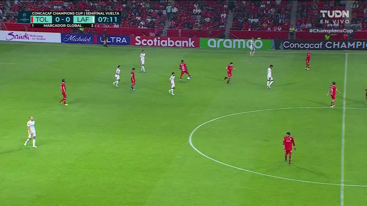 ¡TIRO ATAJADO! disparo por Denis Bouanga.