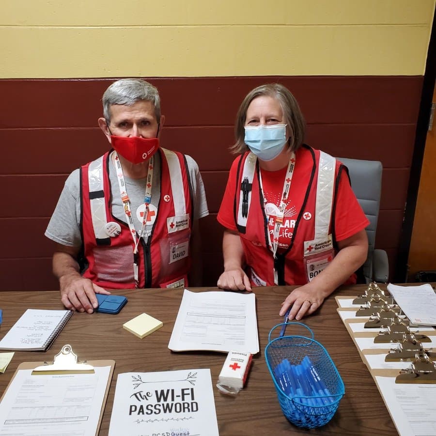 Los voluntarios David y Bonnie Kenison, atendiendo un refugio en Crescent City, Florida.
