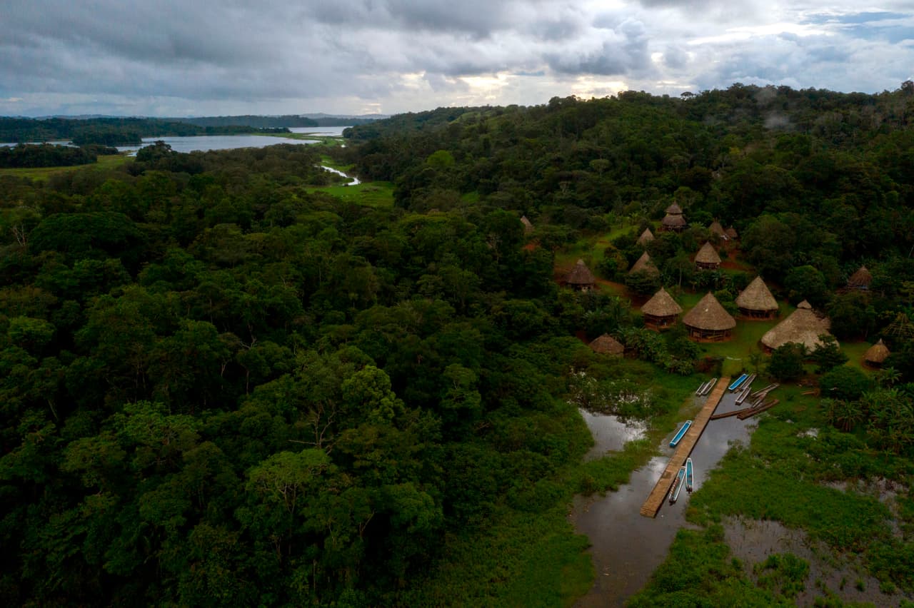 <b>Categoría 3: Panamá</b>
<br>El gobierno panameño ha registrado hasta ahora cerca de 383,000 contagios y al menos 6,404 muertes. Vista aérea de la comunidad indígena de Embera Quera, en la provincia Colón en Panamá.