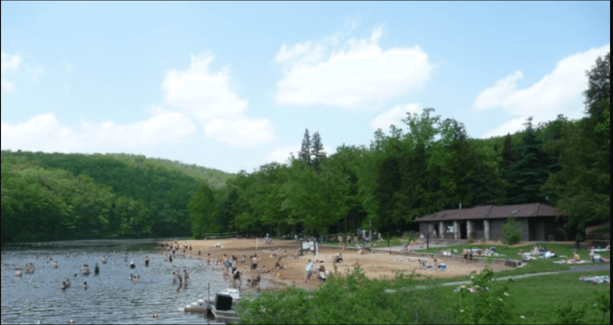 <b>Black Moshannon State Park: </b>en el condado de Center, pero en Philipsburg, ofrece una playa de arena accesible por ADA a su área de natación en el lago.
<br>
<br>
<b>Cuándo</b>: El área de natación está abierta desde las 8 a. m. hasta la puesta del sol desde mediados de mayo hasta mediados de septiembre.
<br>
<br>
<b>Ubicación</b>: 4216 Beaver Road, Philipsburg, PA 16866