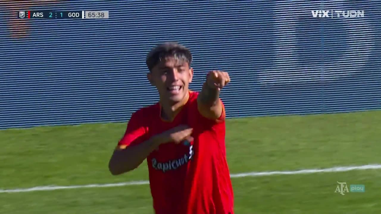 ¡Tremendo golazo! Toloza la pone al ángulo para el 2-1 del Arsenal