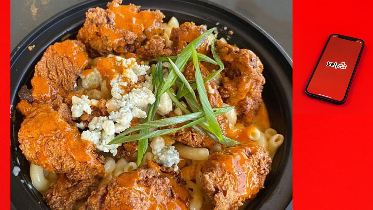 <b>3. Worth Takeaway, Mesa, Arizona</b>
<br>Los sándwiches preparados desde cero y servidos a su manera son los que atraen multitudes a esta tienda del centro de Mesa todos los días. Los platos más populares son el sándwich de pollo crujiente con salsa de miel y Sriracha; Sándwich de pollo búfalo; Sándwich cubano, y el Pastrami Croque Madame.
<br>
<br>
<a href="https://maps.app.goo.gl/yuWuFFhTcBpUja3x9" target="_blank">218 W Main St, Mesa, AZ. </a>