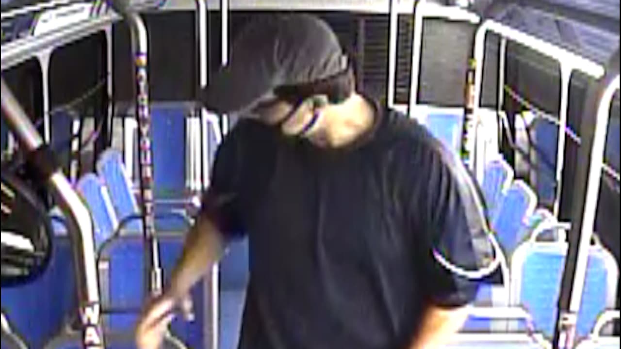 Buscan a hombre que escupió a dos pasajeros de un autobús en Orange City     