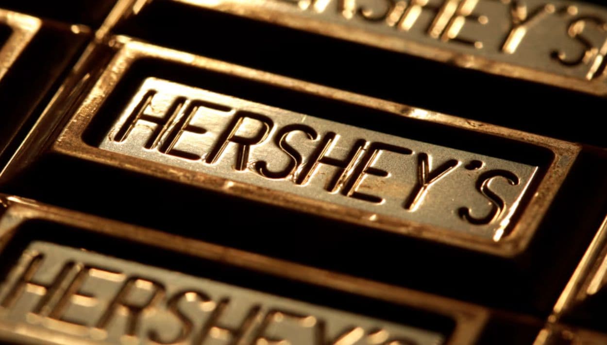 Aunque 
<a href="https://www.univision.com/local/philadelphia-wuvp/cuando-se-fundo-hershey-y-como-se-convirtio-en-un-gigante-del-chocolate">Hershey no inventó el chocolate, sí revolucionó la forma de producirlo y comercializarlo</a>. Tras varios fracasos empresariales, Milton S. Hershey fundó la Hershey Chocolate Company en 1894 y perfeccionó la fabricación de chocolate con leche a gran escala desde Pensilvania. Hoy el mayor fabricante de chocolate en Norteamérica, con casi 11.7 mil millones de dólares en ventas en 2025.
<br>