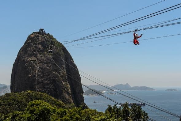 Un hombre vestido como Santa se deslia por una polea desde el Pan de Azúcar, en Río de Janeiro.