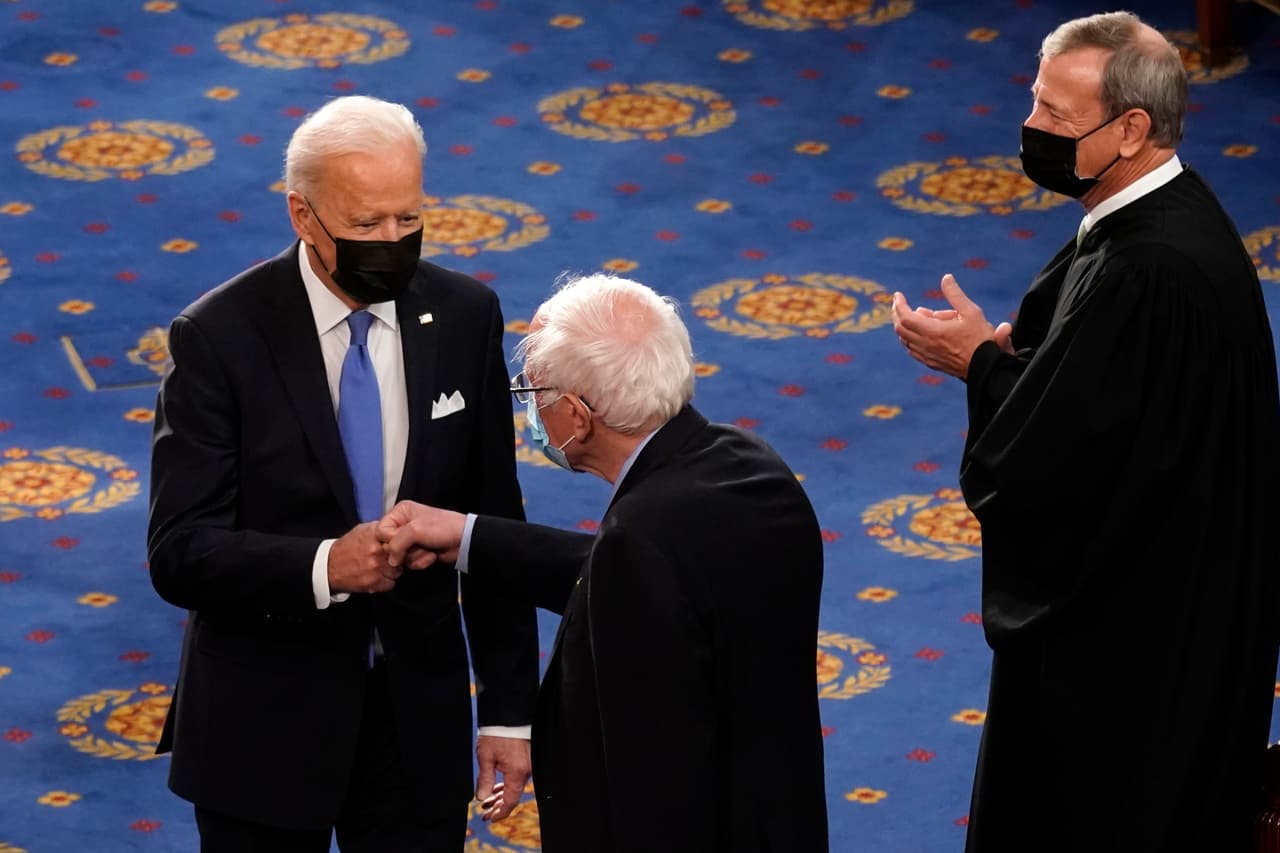 <b>Viejos amigos</b>. A su llegada al Congreso, el presidente Joe Biden saluda con el puño al senador 
<a href="https://www.univision.com/temas/bernie-sanders">Bernie Sanders</a>. A su lado, aplaude el presidente de la 
<a href="https://www.univision.com/temas/corte-suprema">Corte Suprema</a>, John Roberts. El mandatario ofreció cifras ciertas de creación de empleo, vacunación pero exageró en cuanto al ataque al Capitolio. Lee en este 
<a href="https://www.univision.com/noticias/verificamos-discurso-biden-congreso-100-dias-mandato">reporte de El Detector</a> la verificación de datos del primer discurso de biden ante el Congreso.