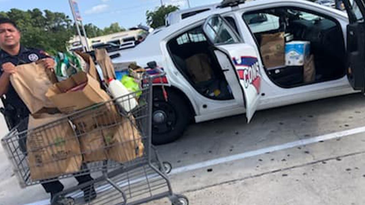 Los policías decidieron ayudarla, fueron a la tienda y compraron una despensa completa.