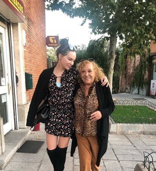 El 10 de febrero, Belinda sufrió un fuerte golpe por el fallecimiento de
<b><a href="https://www.univision.com/famosos/belinda-regresa-actuacion-serie-netflix-tras-muerte-abuela">su abuela materna, doña Juana Moreno</a></b>, quien murió a los 88 años en un hospital de Madrid.
<br>