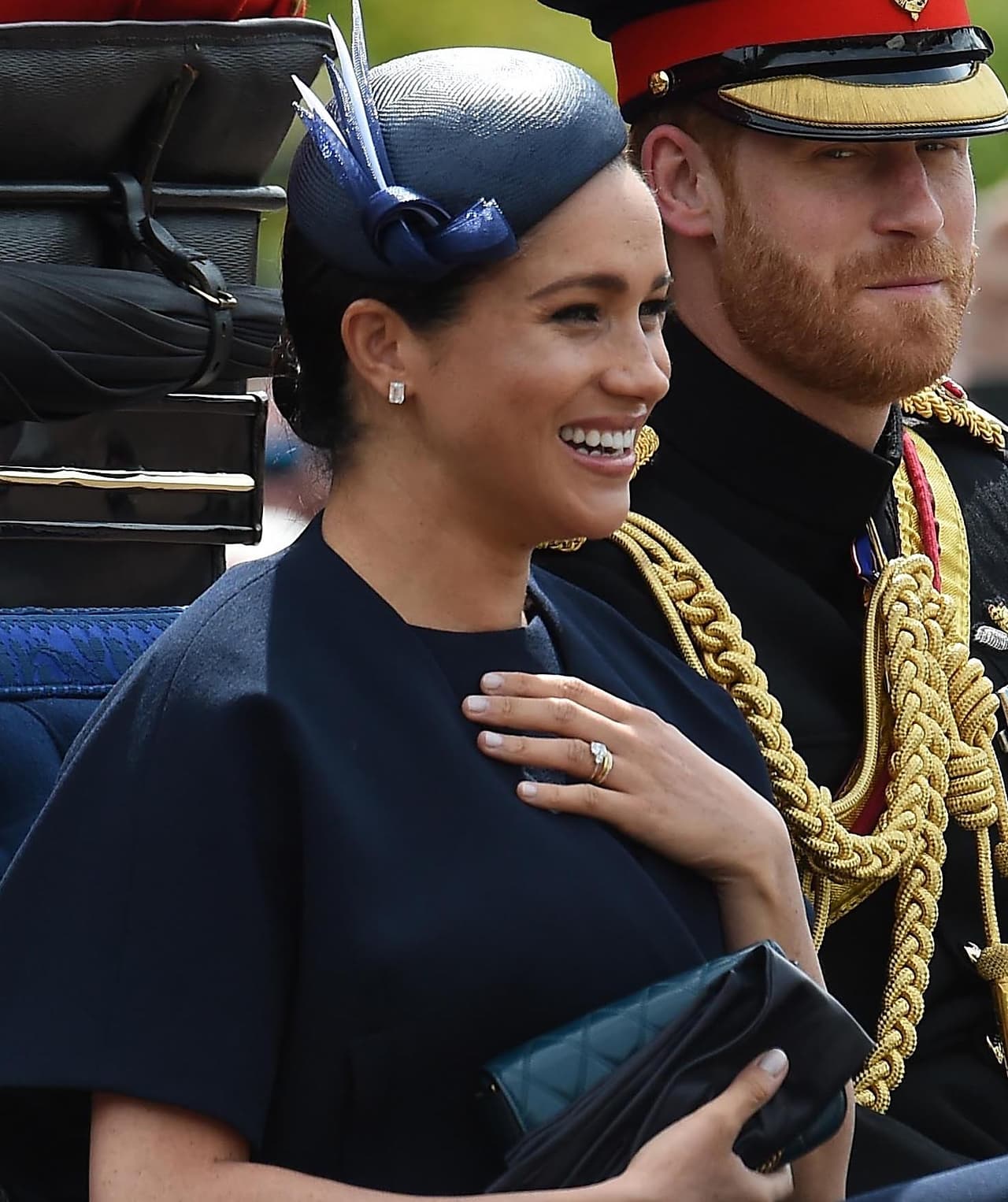 La duquesa de Sussex, Meghan Markle, y su esposo, el príncipe Harry de Inglaterra, participaron este sábado del 
<b><a href="https://www.univision.com/famosos/reaparece-meghan-markle-en-su-primer-evento-real-en-el-trooping-the-colour-tras-convertirse-en-madre">tradicional evento Trooping the Colour</a></b>.