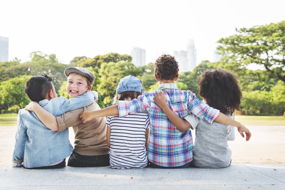 Un niño pequeño no nace racista ni homofóbico, no nace sincero o falso, no le interesa saber de religiones, clases sociales o políticas, no sabe distinguir entre las cosas, y según quienes le eduquen o interactúen en su crianza le vayan inculcando valores, algunos pueden ser muy positivos, otros muy negativos.