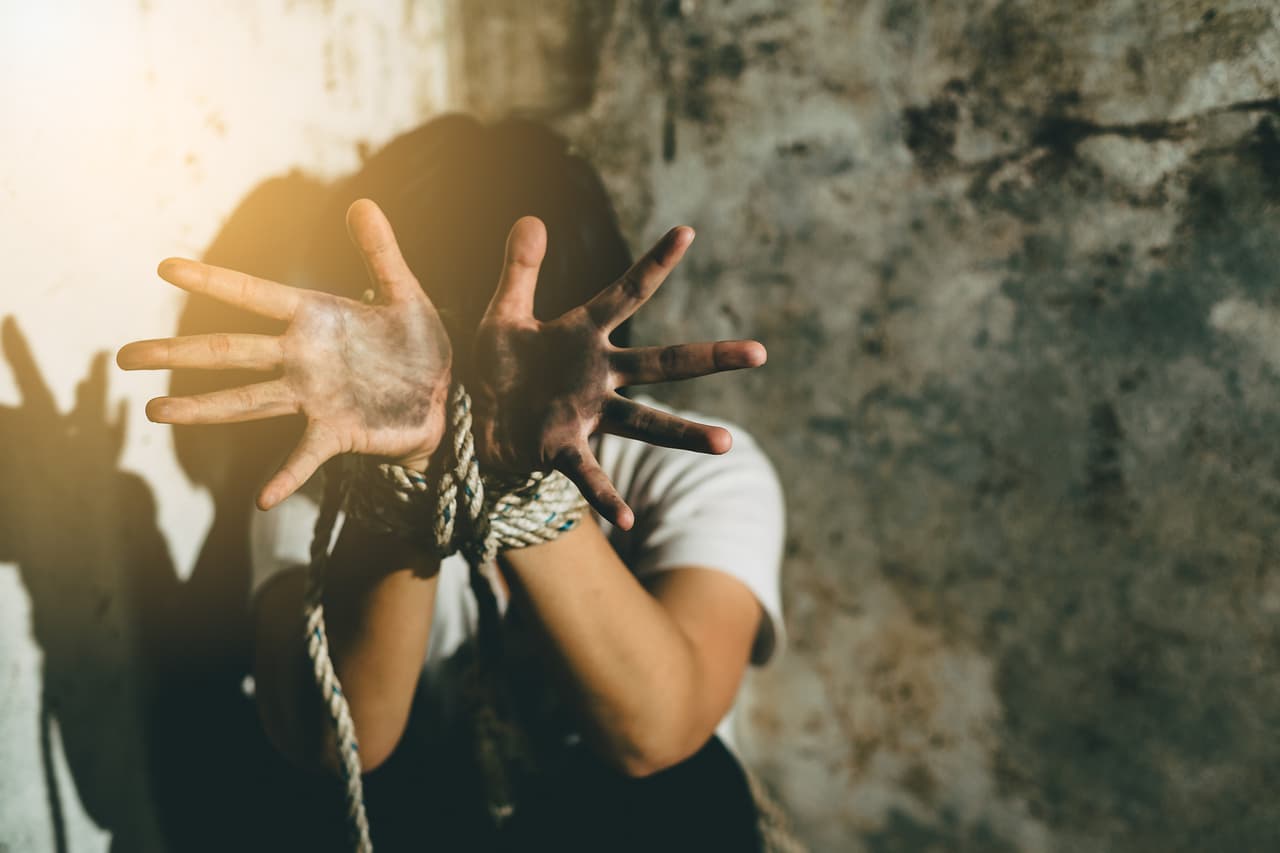 Un hombre fue acusado de secuestrar, drogar y violar varias veces a una mujer que conoció en un bar