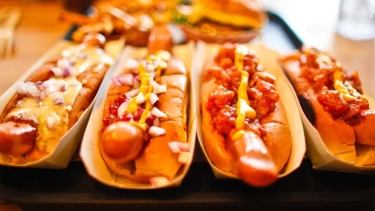 <b>Portillo’s</b>
<br>Portillo’s extiende la celebración del Día Nacional del Hot Dog hasta el 24 de julio con envíos gratis en todas las órdenes que se reciban
<a href="https://www.portillos.com/happy-national-hot-dog-day/" target="_blank">a través de su página</a>.