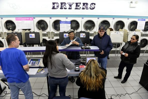 Unos votaron dentro de una barbería, en una facilidad deportiva y otros experimentaron problemas para ejercer su derecho pero la mayoría aprovechó para tomarse un ‘selfie’ y compartirlas en las redes sociales en una de las elecciones a la gobernación más cerradas de la nación.