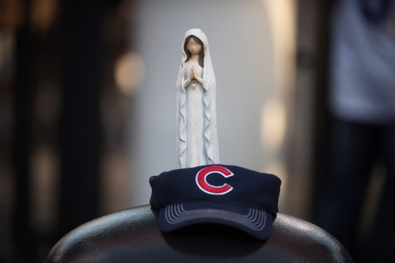 En la sexta, las plegarias de muchos surtieron efecto, pues David Ross anotó un home run que puso el marcador seis carreras a favor de los Cubs.
<br>