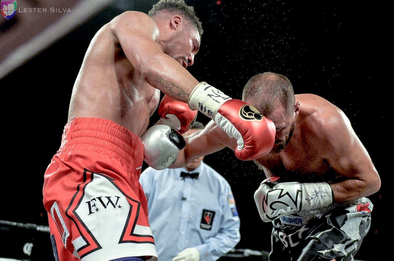 El estadounidense noqueó al ruso en el octavo asaltó y dio muestra de su gran poderío, reteniendo así los cetros de la AMB, OMB y FIB.