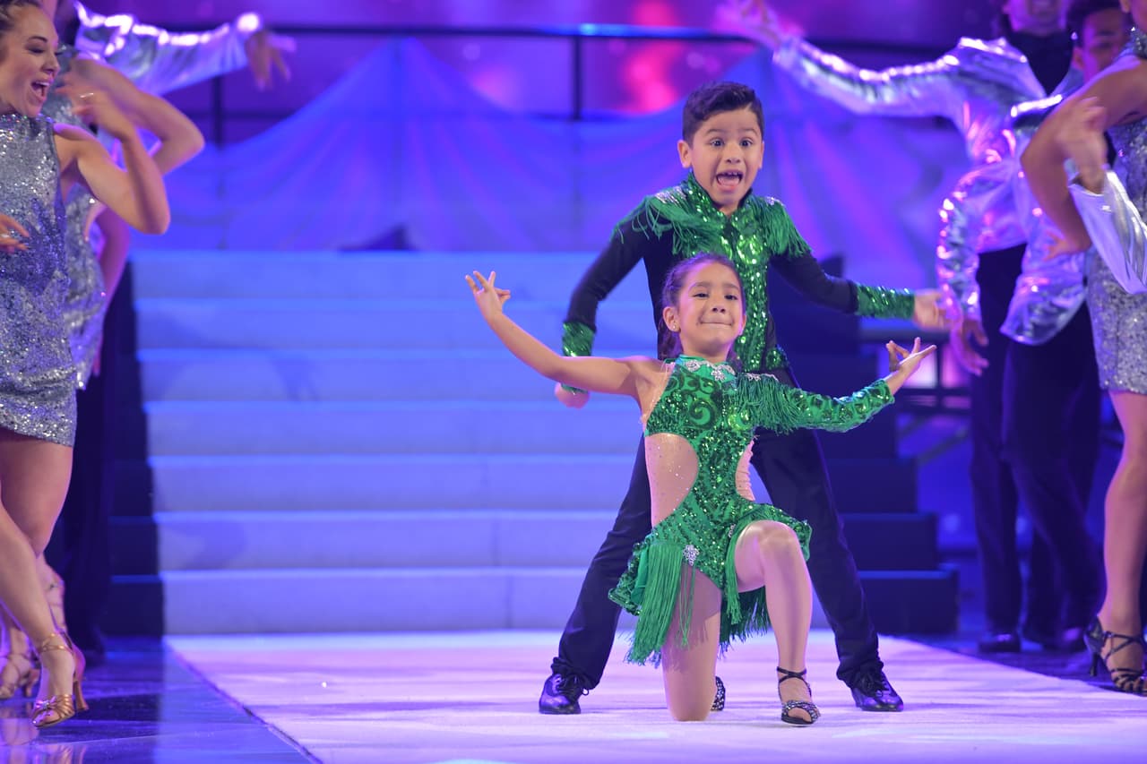 Para hacer un número espectacular, estuvieron acompañados por el grupo de bailarines del show.
