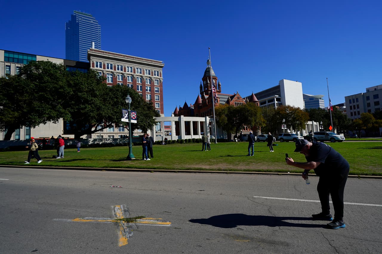 Varias personas suelen visitar este lugar y tomar algunas fotografías en los dos puntos marcados sobre la calle Elm Street y Dealey Plaza.