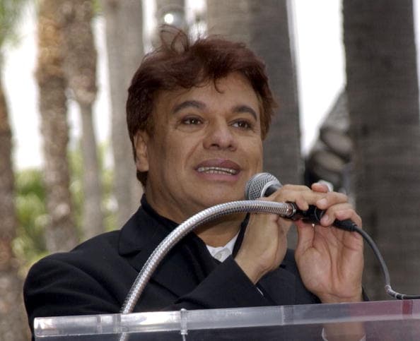 En una
<b><a href="https://www.eluniversal.com.mx/espectaculos/juanga-no-esta-vivo-pablo-aguilera" target="_blank">entrevista con el diario mexicano El Universal</a></b>, Pablo Aguilera afirmó este martes que para la familia y amigos de Juan Gabriel, carecen de seriedad quienes dicen que el cantante aún vive.