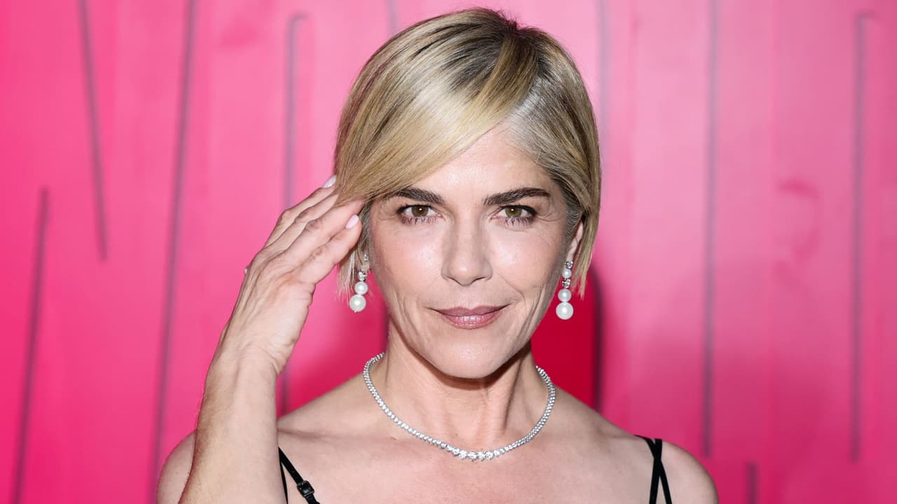 Selma Blair es arrestada tras presunto caos: “intentó abrir” una puerta del avión en pleno vuelo