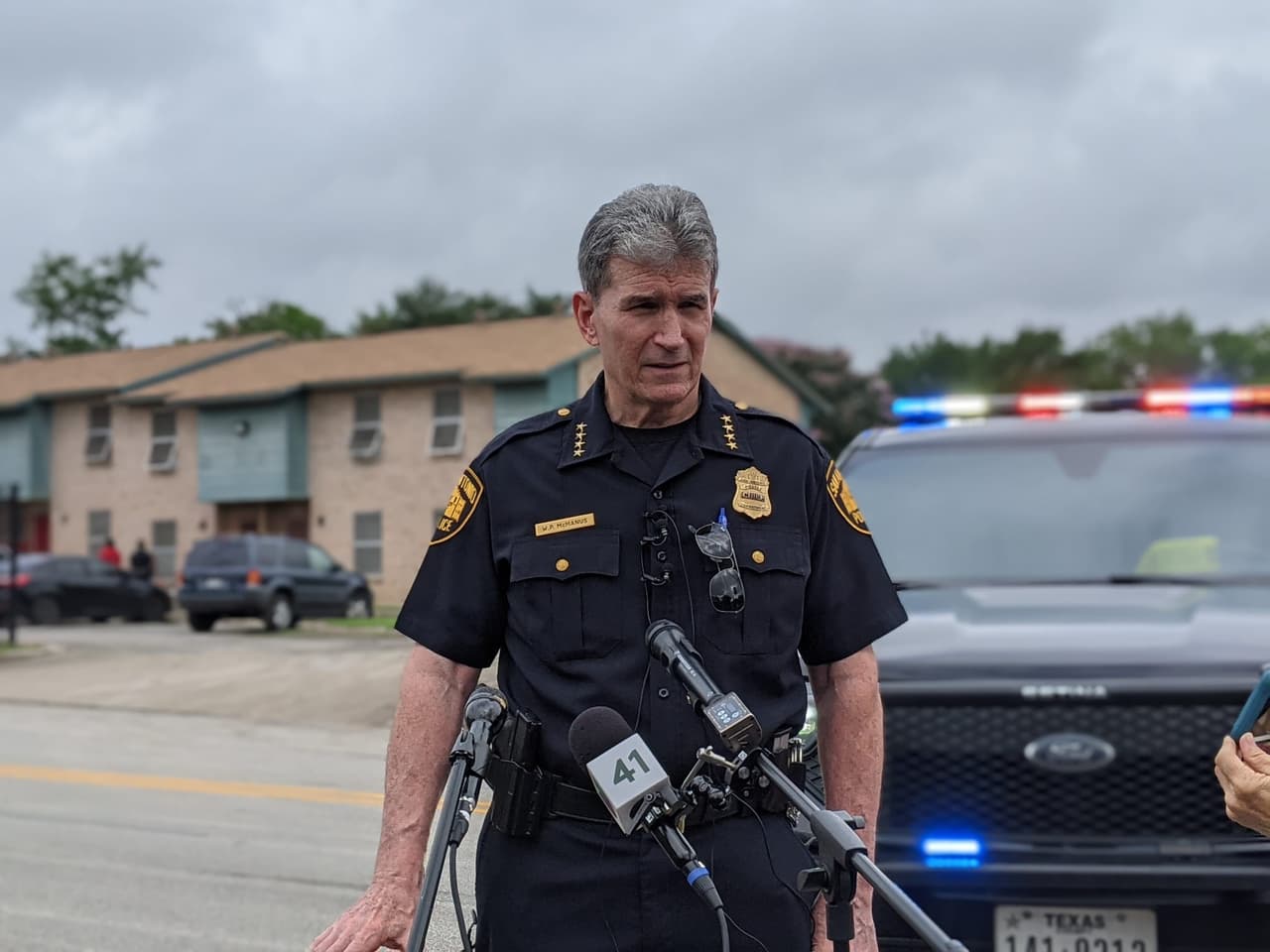 Rose pide justicia para su hija y todas aquellas mujeres a las que el 
<a href="https://www.univision.com/local/san-antonio-kwex/ordenes-de-proteccion-en-el-condado-de-bexar-no-son-suficientes-para-prevenir-los-feminicidios-video">sistema judicial les ha fallado</a>, según entiende. 
<b>"Le fallaron a mi hija, pero a cuántas más</b>", cuestionó. 
<br>
<br>El jefe de la Policía de San Antonio, 
<a href="https://www.univision.com/noticias/policia/william-mcmanus-regresa-como-jefe-de-policia-video">William McManus</a>, también condenó las políticas vigentes que dejaron al presunto asesino en libertad bajo fianza y a la mujer desprotegida.