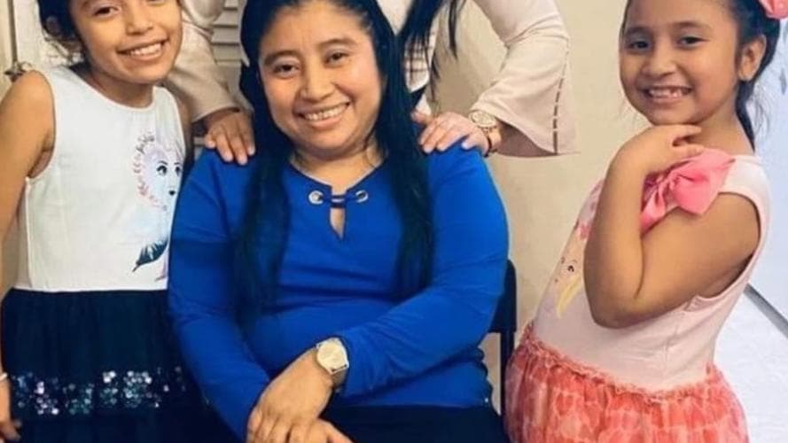 En la foto, Merlyn Vázquez y sus hijas, Paola Márquez (a la izquierda) y Daniela Márquez (a la derecha)