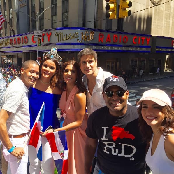 Los actores disfrutaron mucho el desfile dominicano y toda la comunidad hispana los recibió con mucho cariño.