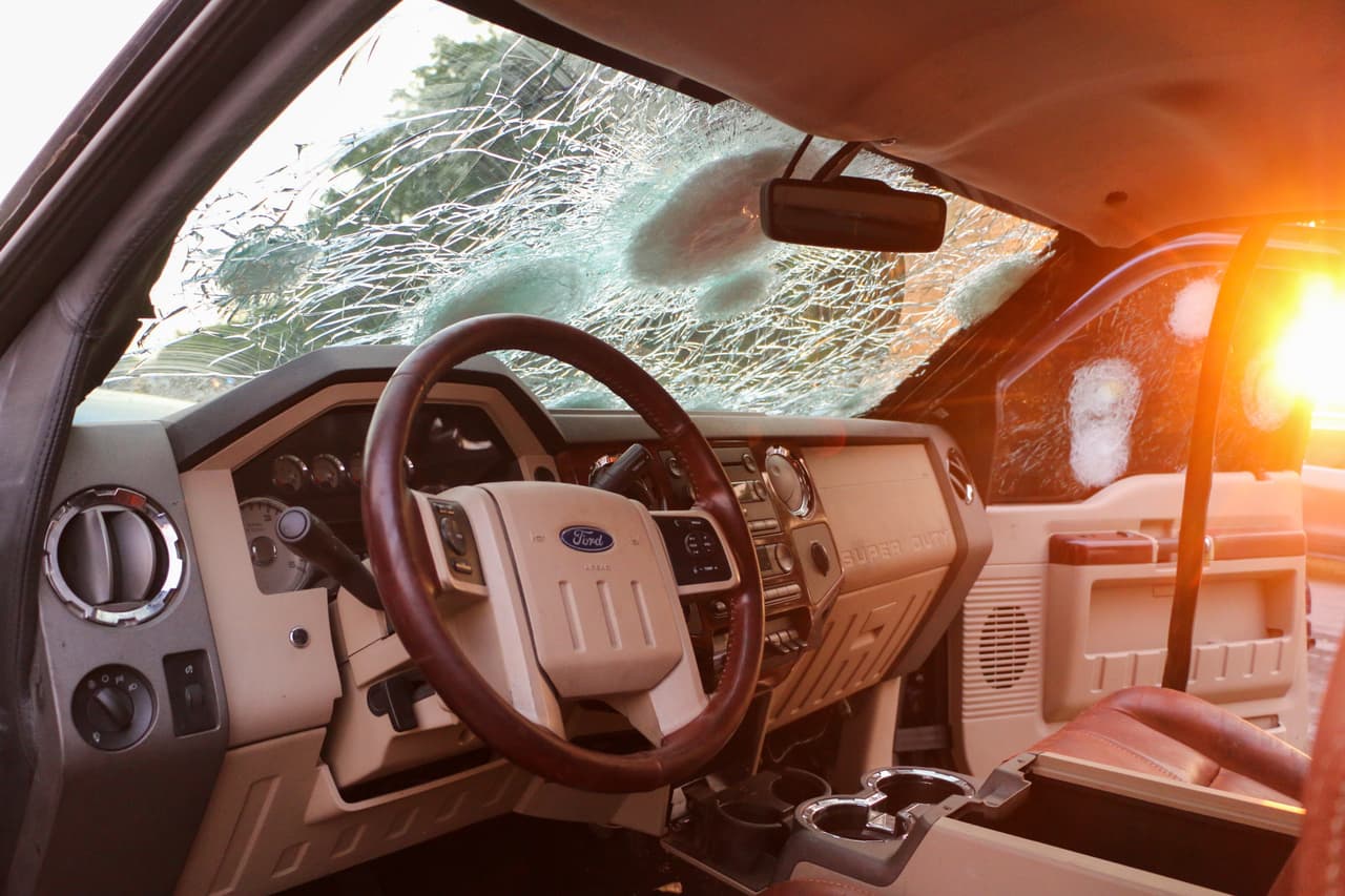 Así quedó esta camioneta blindada después de un fuerte intercambio de tiros con la policía. Todavía
<b>se desconoce el número exacto de víctimas mortales</b>.
<i><a href="https://www.debate.com.mx/balacera-en-culiacan-t696774" target="_blank">El Debate</a></i>, un medio local, mantuvo por horas transmisiones en vivo a través de Facebook donde se escuchaban fuertes detonaciones y el sobrevuelo de un helicóptero artillado de una fuerza de seguridad. También mostró cómo permanecía tirado sobre el asfalto el cuerpo de un joven.