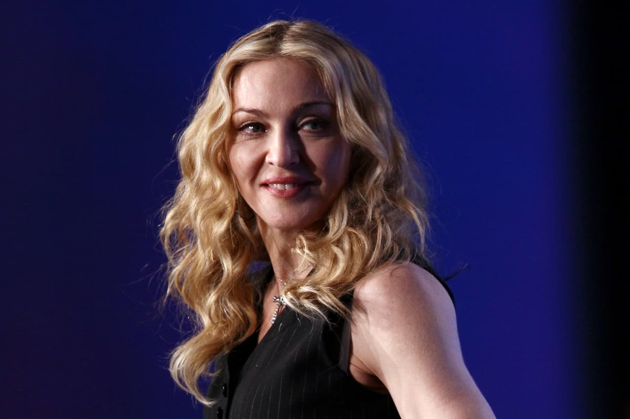 A pesar de su polémica figura y excéntricos conciertos, Madonna se ha declarado una estudiosa de los libros sagrados y creyente de la fe.