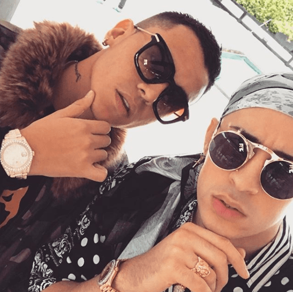 A mediados de 2016, saltó a la fama con el tema 'Diles', el sencillo que lo llevó a firmar su primer contrato discográfico con la casa productora Hear This Music, compañía que pertenece a DJ Luian y Mambo Kingz.