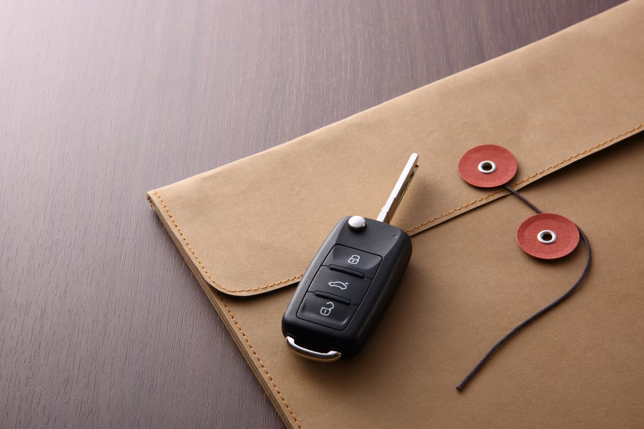 <b>Guarda el título de propiedad en casa.</b> Por nada del mundo dejes el título del carro en la guantera o cualquier otro compartimiento de la cabina. Si un ladrón se lleva tu carro y a la vez tiene a mano este documento, prácticamente es como si tuviera posesión legal del vehículo.