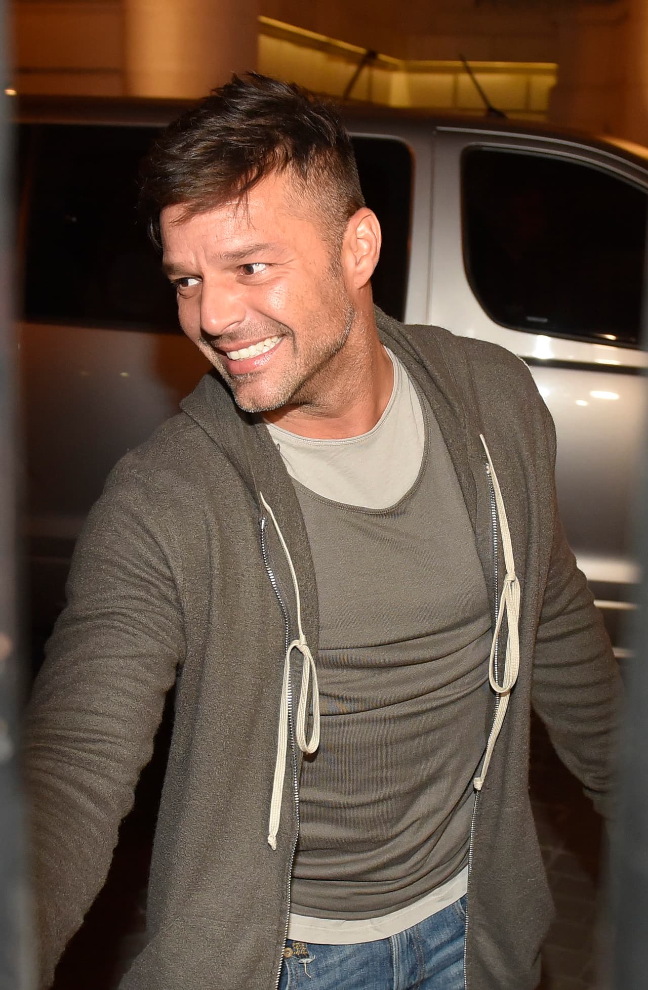 Sonriente y amable, Ricky se acercó a platicar un instante.