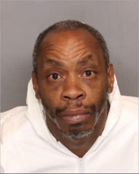 Según las autoridades, la hispana recibió varias puñaladas por el presunto atacante Antony Gray, de 52 años, quien fue detenido por la policía escolar al momento de la agresión y posteriormente por las autoridades de Stockton.