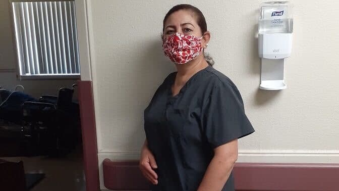 “Le temo más a la deportación que al coronavirus”: dice enfermera con TPS que trabaja en un asilo en California