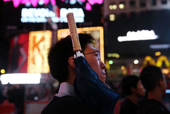 "Es una larga lucha pero espero que el pueblo de Hong Kong se mantenga fuerte", dijo a la AFP Erin Robles, un diseñador de interiores de 22 años que llegó a Nueva York desde la antigua colonia británica para estudiar.