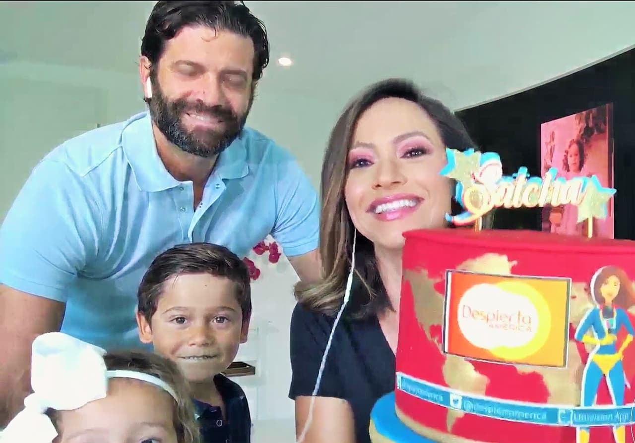 "No faltó ni amor, ni entusiasmo, ni alegría, porque a pesar de todo, en casa aún gozamos de salud y tenemos trabajo. Pido todas las noches por aquellos que carecen de uno o de ambos. ¡Ánimo!", expresó Satcha en Instagram.