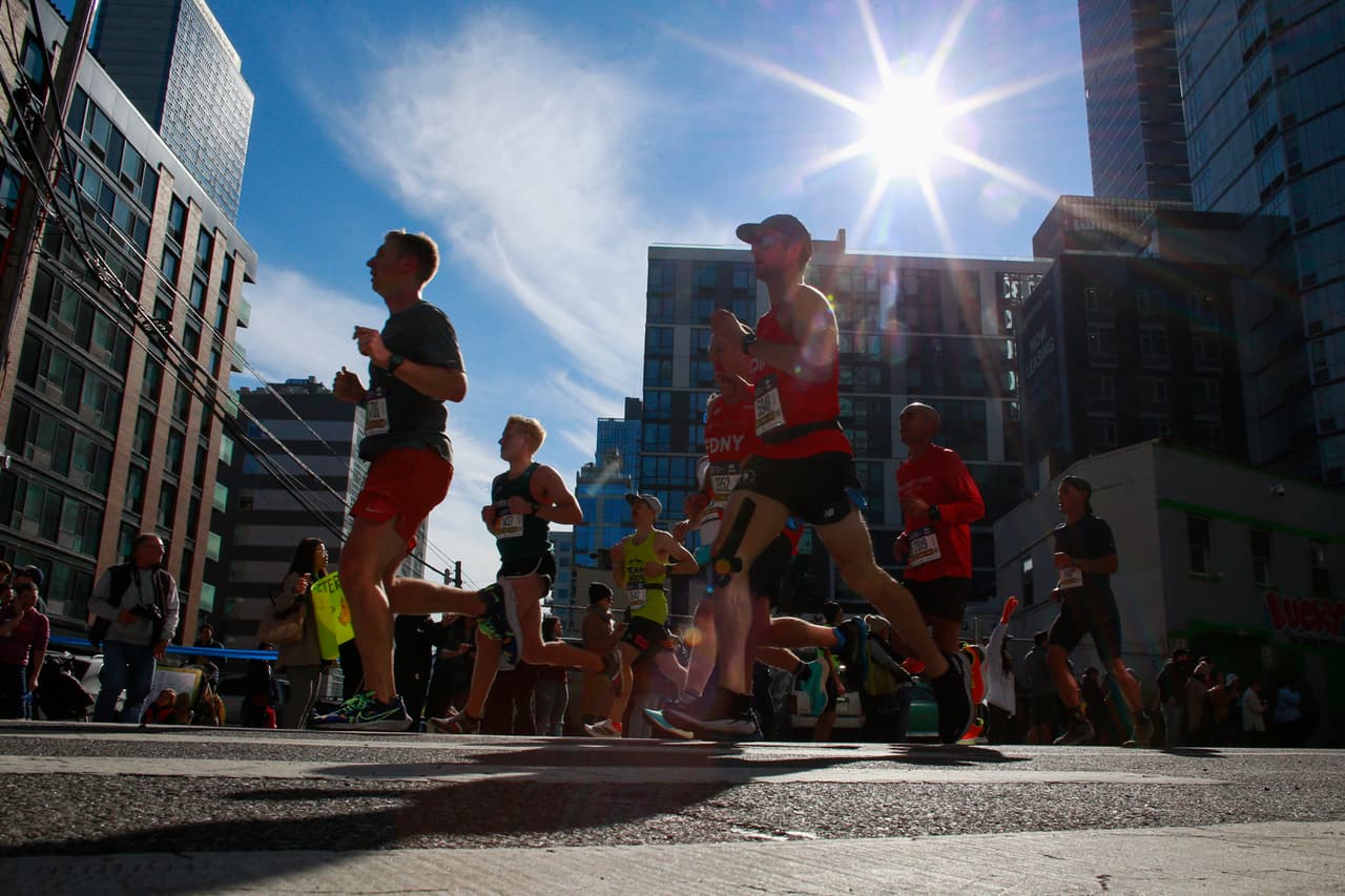 Este año, unos 30,000 corredores participaron en la carrera de 26.2 millas por los cinco condados. Eso supone un 40% menos de participantes que en 2019 debido a las precauciones por el coronavirus.