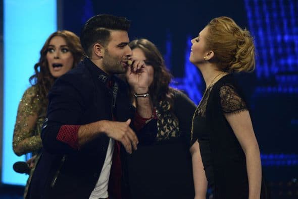 Todavía cantando, Jencarlos le respondía a su alumna.