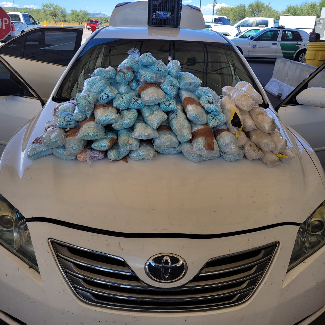 Se incautaron más de 88 libras de fentanilo y 20 libras de metanfetamina en el punto de control I-19. Agentes de la Patrulla Fronteriza en el punto de revisión de la carretera 19 descubrieron los narcóticos ocultos en el vehículo luego de una alerta K9. Conla asistencia de la DEA se detuvo al conductor, un ciudadano estadounidense que enfrenta cargos criminales.