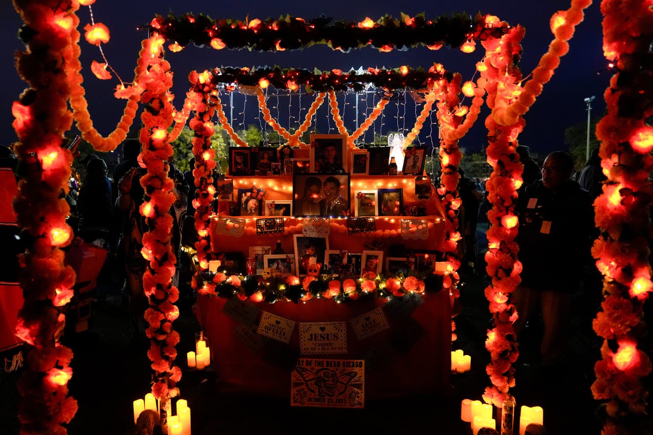 La ofrenda del Día de Muertos de María Rojano se exhibe en un evento en el Museo Nacional de Arte Mexicano, el sábado 25 de octubre de 2025, en Chicago.